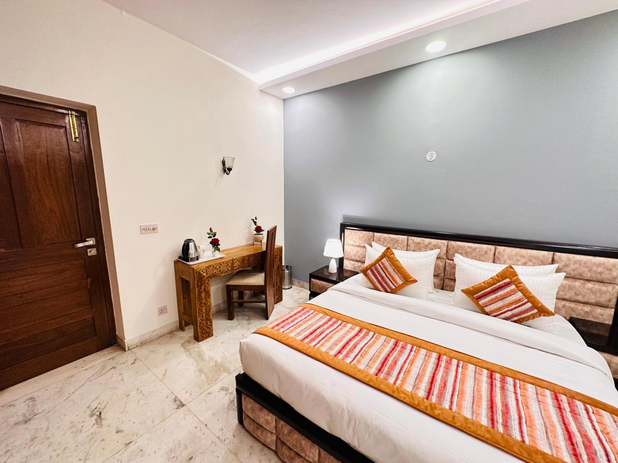 Grove Residency Hauz Khas New Delhi Couple Friendly Hotel Exterior photo